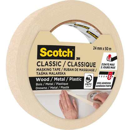 Um rolo de fita adesiva 3M Scotch® Classic, 24 mm x 50 m, 70% PEFC (SGSCH-COC-110078), ideal para pintura e renovação em madeira, metal, plástico. A alta aderência dura até dois dias. A imagem mostra uma mão aplicando a fita.