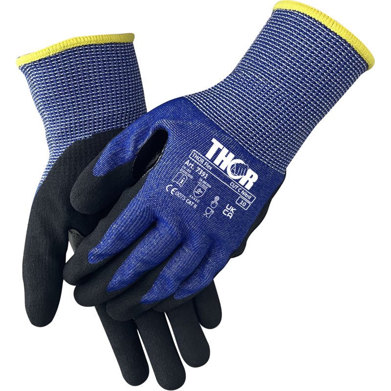 Um par de luvas de trabalho azul e preto com detalhe amarelo da marca "Thor Flex Cut C" da Abena Re-Seller GmbH com certificação de segurança - perfeito para trabalhos com cortadores ou ferramentas de corte.