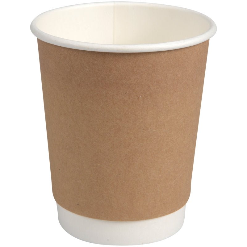 O copo de café de parede dupla "Kraft" da Abena Re-Seller GmbH é um simples copo térmico marrom com interior e base brancos, que fica em pé sobre um fundo branco e apresenta um design simples e eficaz.