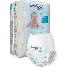As fraldas de banho Bambo Nature, Tam. S, 7-12 kg (12 unidades) da Abena Re-Seller GmbH mostram uma criança a nadar na frente e uma fralda de banho com motivos de estrelas do mar e conchas em azul claro - ideal para a diversão aquática do seu bebé!.