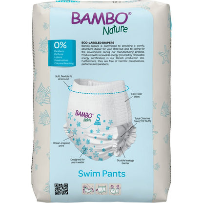 A embalagem de 12 fraldas de banho Bambo Nature, Tam. S (7-12 kg) da Abena Re-Seller GmbH tem uma embalagem branca e azul com um motivo de fralda de banho e destaca a fórmula ecológica com 0% de parabenos, loção e perfume. Adequado para bebés de 7-12 kg.