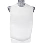 Um torso de manequim transparente exibe o babete descartável ABENA Excellent com bolso, 37x70 cm, Branco (Pacote de 100 unidades) da Abena Re-Seller GmbH, apresentado sobre um fundo branco para uma aparência higiênica.