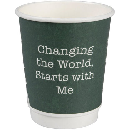 O copo de café vazio de parede dupla Bio "Green Leaves" da Abena Re-Seller GmbH em verde escuro tem a inscrição branca "Changing the World, Starts with Me" na frente e está sobre um fundo branco.