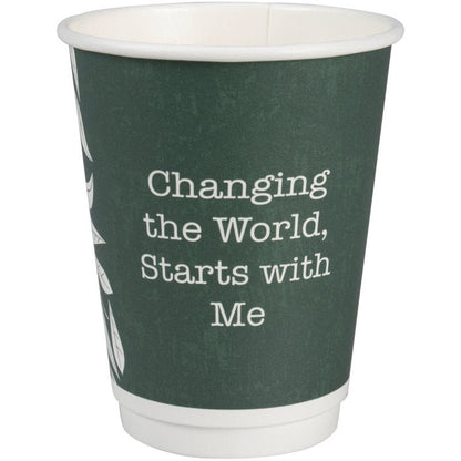 O copo de café de parede dupla Bio "Green Leaves" da Abena Re-Seller GmbH é um copo verde e ecológico com o texto branco "Changing the World, Starts with Me" e um design parcial de folhas brancas no lado esquerdo.