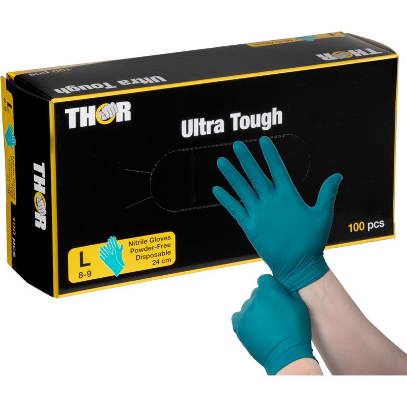 Uma mão veste uma luva de nitrilo verde em frente a uma caixa preto-amarela "Thor Ultra Tough, Verde" da Abena Re-Seller GmbH - luvas descartáveis sem pó, tamanho L (100 peças), ideal para tarefas exigentes e atividades ao ar livre.
