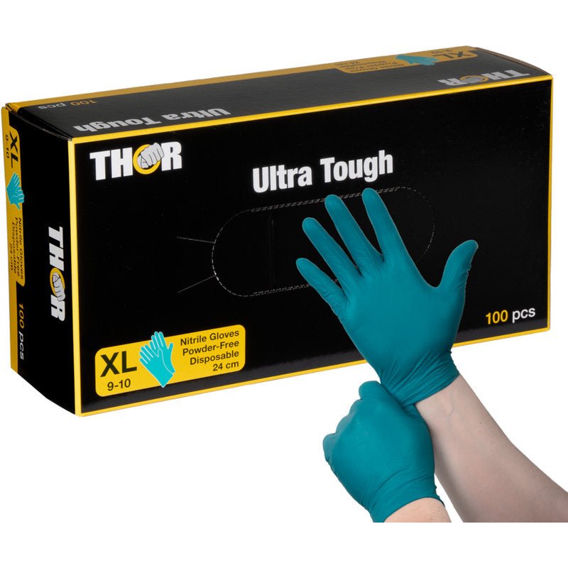 Uma pessoa veste uma luva de nitrilo verde em frente a uma caixa preto-amarela "Thor Ultra Tough, Verde" da Abena Re-Seller GmbH, indicando este produto robusto, ideal para atividades ao ar livre e tarefas que requerem proteção forte.