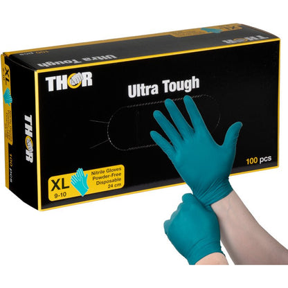 Uma pessoa veste uma luva de nitrilo verde em frente a uma caixa preto-amarela "Thor Ultra Tough, Verde" da Abena Re-Seller GmbH, indicando este produto robusto, ideal para atividades ao ar livre e tarefas que requerem proteção forte.