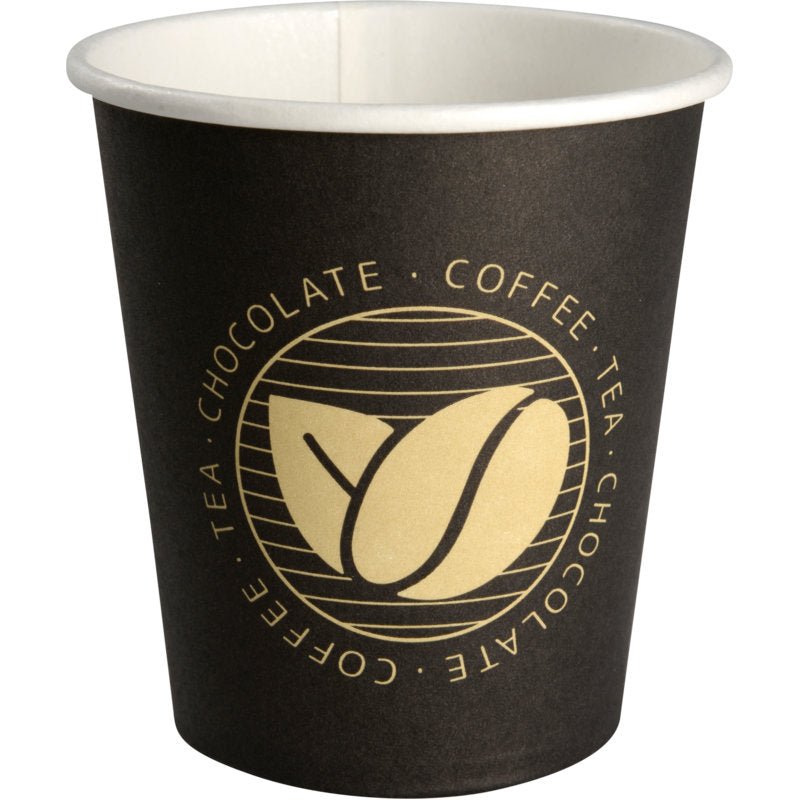A chávena de café "Beans" da Abena Re-Seller GmbH é uma chávena preta com um logotipo dourado com "COFFEE - TEA - CHOCOLATE" num círculo. Está vazia e em pé sobre uma superfície branca - uma escolha ideal para qualquer amante de café.