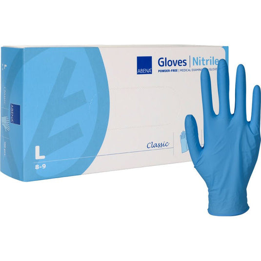 Uma caixa com a inscrição «Luvas de nitrilo, Classic, sem pó, azuis», da Abena Re-Seller GmbH, com um «L» azul bem visível a indicar «Large», encontra-se ao lado de uma luva em pé; segundo a caixa, trata-se de luvas médicas de exame sem pó.