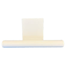 Uma suspensão cilíndrica branca para contentores de resíduos Sækko Boy da Abena Re-Seller GmbH, com parte traseira plana e retangular, está em um fundo branco e serve como fixação ecológica (cartão, 100 pacotes).