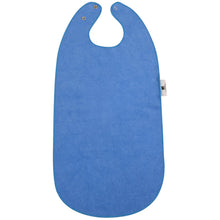 Der "Speiselatz Waschbar f. Kinder, 28x58,5 cm, Blau" von Abena Re-Seller GmbH ist ein blaues, waschbares Lätzchen mit zwei Metallknöpfen im Nacken und einem weißen Etikett am rechten Rand, flach auf weißem Hintergrund. Verkauft in Kartons (10er-Pack).