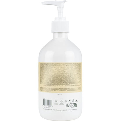 Na imagem, um frasco de bomba branco do creme de mãos da Abena Re-Seller GmbH (21% de teor de gordura, sem perfume) com um rótulo bege, onde informações do produto e ingredientes estão listados em várias línguas, visto de trás contra um fundo branco.