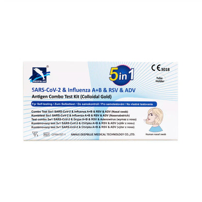 Uma caixa branca com a inscrição "DeepBlue Combo 5in1 - Teste Rápido de Antígeno - SARS-CoV-2, Influenza A+B, RSV & Adenovírus | Altruan" oferece um prático autoteste de zaragatoa nasal (1 unidade) para vários vírus. Texto azul e logotipos completam o design.
