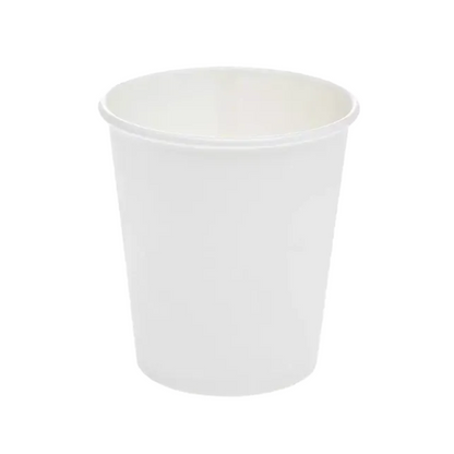 Um simples copo de papel branco com superfície lisa, em pé. Este copo de papelão rígido AMPri Dental para bochechos de 190 ml tem uma forma cilíndrica e uma borda um pouco mais larga. O fundo é branco, destacando sua simplicidade e funcionalidade, tornando-o ideal para uso eficiente no consultório dentário.