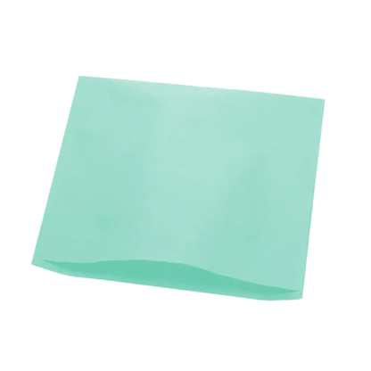 Uma folha plana de tecido de polietileno em um suave azul-esverdeado claro está sobre um fundo branco. Este protetor de apoio de cabeça AMPri Dental desdobrado sugere que ele repousa sobre uma superfície macia, frequentemente associada a materiais usados em cadeiras de dentista.