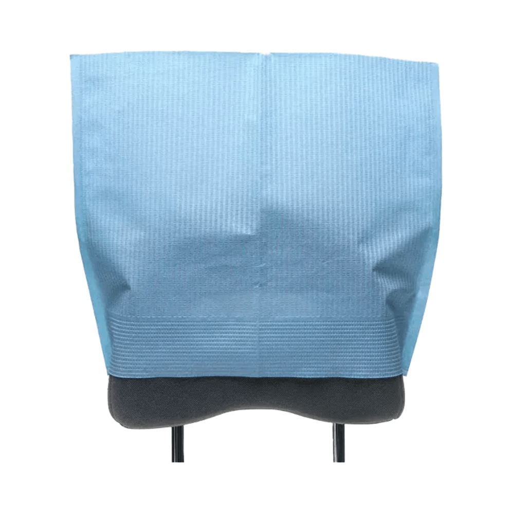 Um protetor de apoio de cabeça AMPri Dental em azul claro está drapeado sobre um objeto retangular com um suporte preto sobre um fundo branco.