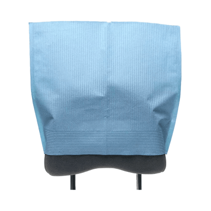 Um protetor de apoio de cabeça AMPri Dental em azul claro está drapeado sobre um objeto retangular com um suporte preto sobre um fundo branco.
