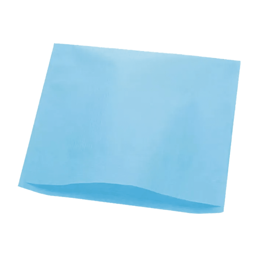 Um babador de dentista azul feito de material de papel com forma retangular e superfície texturizada, perfeito para uso em cadeiras de tratamento odontológico. O babador da AMPri Handelsgesellschaft mbH é comumente usado em consultórios dentários para proteger a roupa durante o tratamento. Ele está desdobrado e repousa plano.