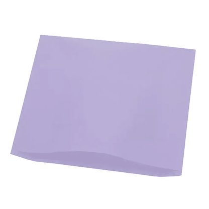 Uma folha quadrada e plana de papel tissue de polietileno AMPri Dental em lilás claro da AMPri Handelsgesellschaft mbH é colocada sobre um simples fundo branco.