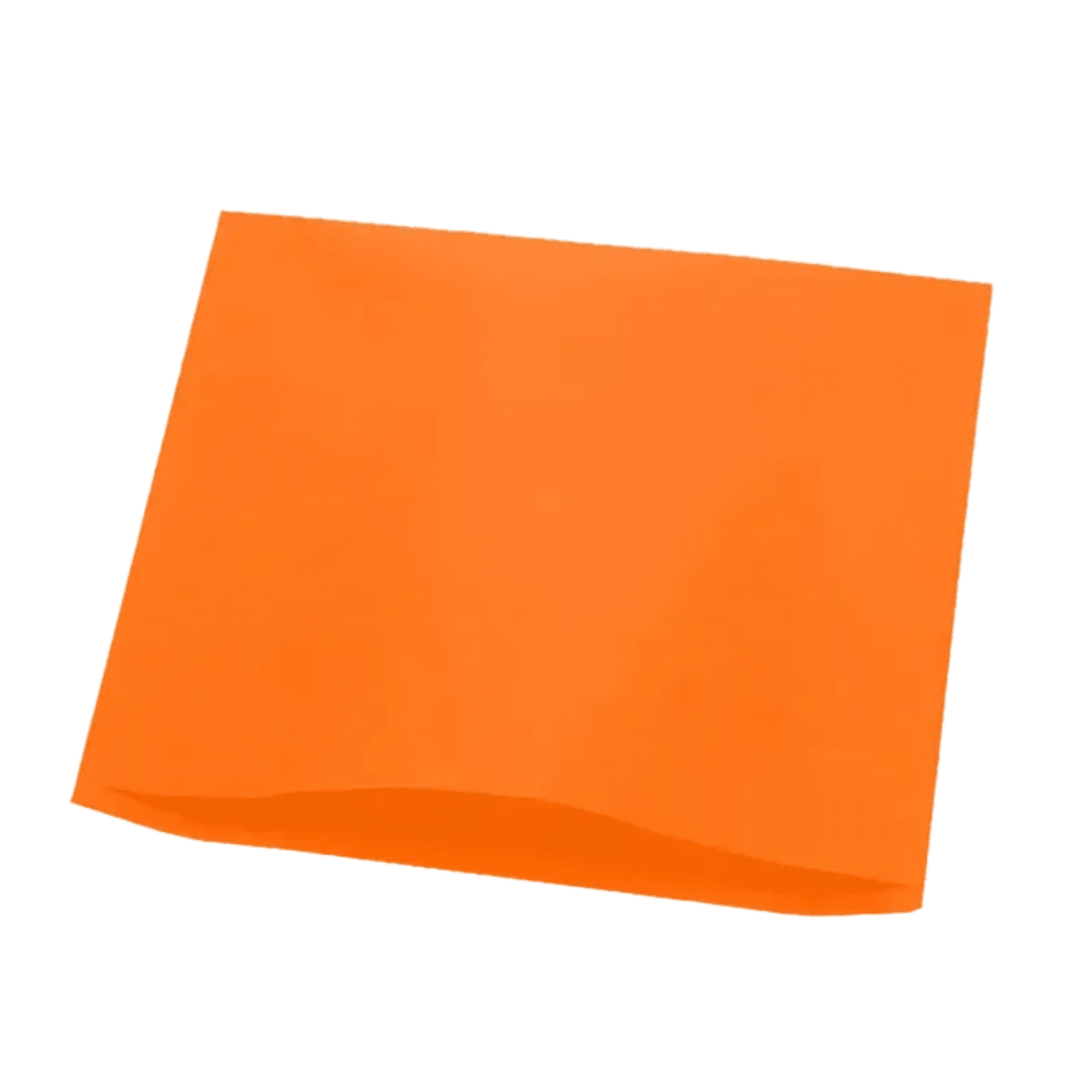 Diante de um fundo branco impecável, uma folha plana e retangular de papel em laranja é visível, lembrando o papel tissue do protetor de apoio de cabeça AMPri Dental.