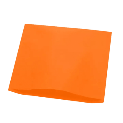 Diante de um fundo branco impecável, uma folha plana e retangular de papel em laranja é visível, lembrando o papel tissue do protetor de apoio de cabeça AMPri Dental.