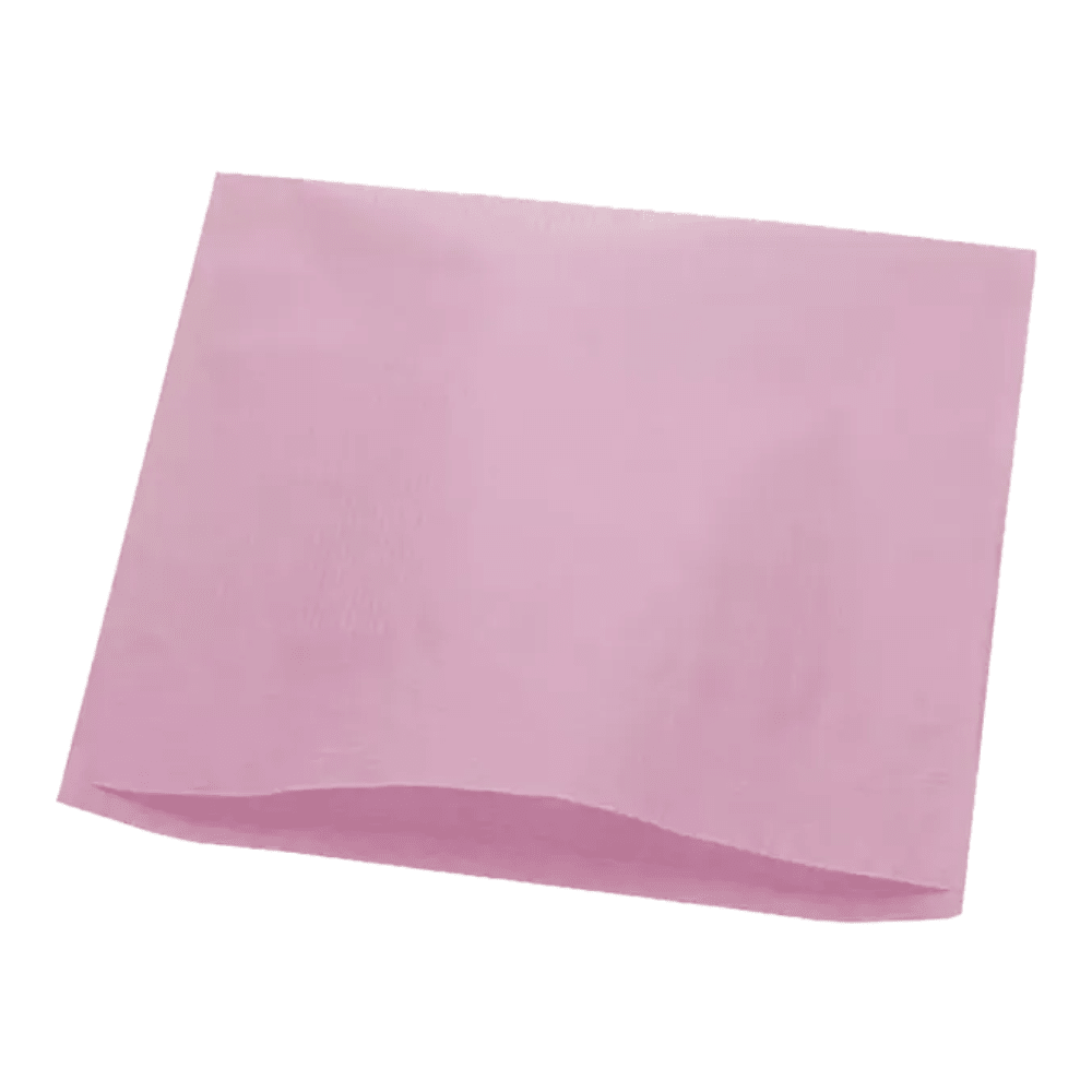 Um guardanapo de papel tissue AMPri Dental em um tom suave de rosa é desdobrado sobre um fundo branco, exibindo a textura lisa característica do papel tissue. O design quadrado apresenta dobras sutis que destacam elegantemente as linhas de dobra.