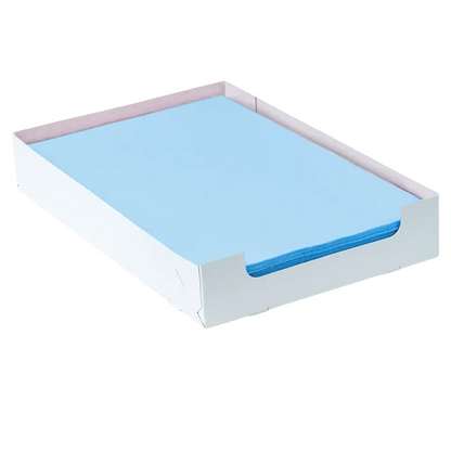 Uma pilha ordenada de papéis de filtro de bandeja de crepe dental azul AMPri 18 x 28 cm é apresentada em uma bandeja de papelão branca com laterais abertas. Esta bandeja retangular mantém o papel perfeitamente alinhado e minimalista, ideal para rotinas de cuidados dentários organizadas, fornecida pela AMPri Handelsgesellschaft mbH.