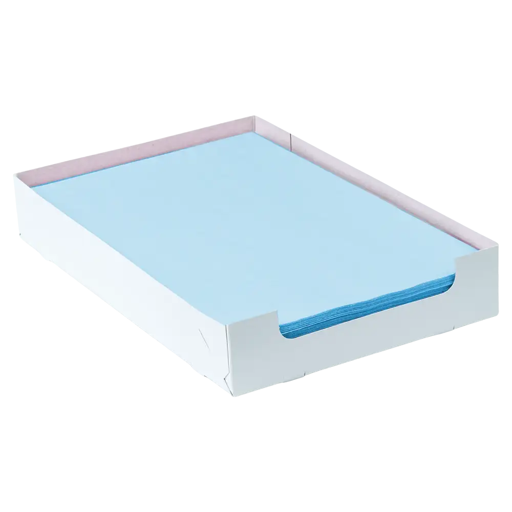 Uma pilha de papel de filtro de bandeja de crepe dental azul claro AMPri no formato 18 x 28 cm está limpa em uma bandeja de papelão branca com laterais abertas, sendo assim a escolha ideal para uma organização eficiente de dentistas.