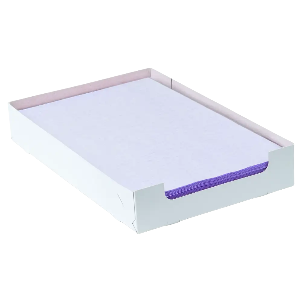 Em uma caixa de papelão branca da AMPri Handelsgesellschaft mbH, há uma pilha de folhas de papel de filtro de bandeja de crepe dental violeta AMPri no formato 18 x 28 cm. A folha superior é branca e deixa transparecer levemente as bordas violetas por baixo. A caixa é aberta no topo e tem um design simples.
