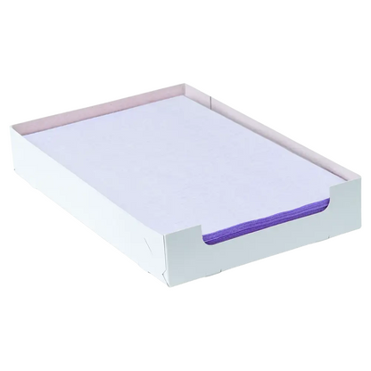 Em uma caixa de papelão branca da AMPri Handelsgesellschaft mbH, há uma pilha de folhas de papel de filtro de bandeja de crepe dental violeta AMPri no formato 18 x 28 cm. A folha superior é branca e deixa transparecer levemente as bordas violetas por baixo. A caixa é aberta no topo e tem um design simples.