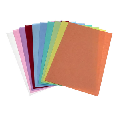 Uma apresentação em forma de leque do papel de filtro de bandeja AMPri Dental Kreppauflage, disponível em várias cores como branco, rosa, vermelho, azul, verde, amarelo e laranja na AMPri Handelsgesellschaft mbH, mostra as folhas dispostas da esquerda para a direita em altura crescente.