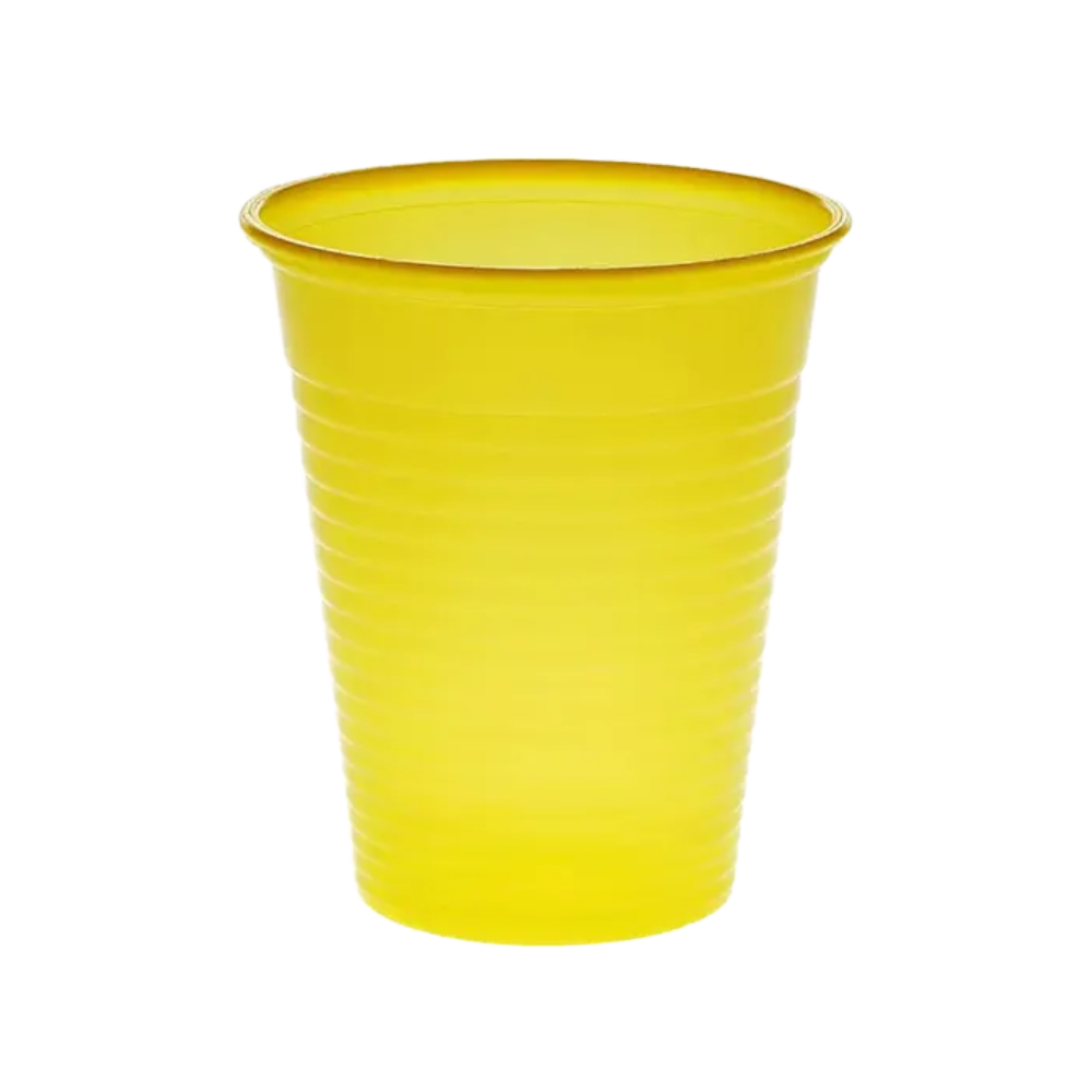 Um copo descartável amarelo AMPri Dental de polipropileno com ranhuras verticais está em pé sobre um fundo branco simples. Ideal para uso em consultórios dentários como copo descartável.
