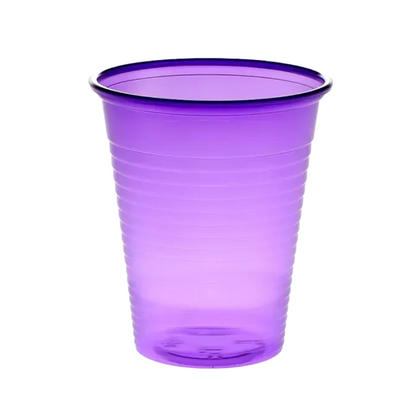 Diante de um fundo branco simples está um copo AMPri Dental PP Mundspülbecher, um copo de plástico violeta translúcido de polipropileno. O copo é frequentemente usado como copo descartável de enxaguante bucal em consultórios dentários e possui uma borda larga e ranhuras verticais ao longo de seu corpo.