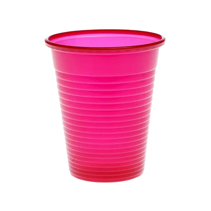 Um copo rosa brilhante AMPri Dental PP Mundspülbecher de polipropileno com ranhuras horizontais é apresentado sobre um fundo branco simples.