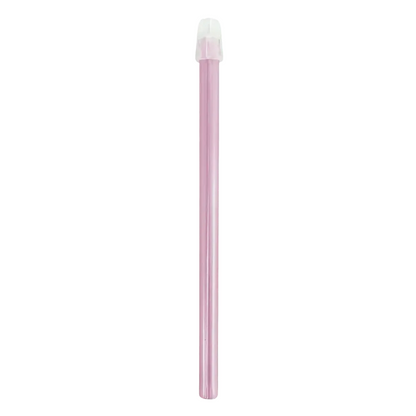 Um único lápis de cor rosa com ponta branca, que lembra o sugador de saliva dental AMPri, está posicionado diante de um fundo branco simples.