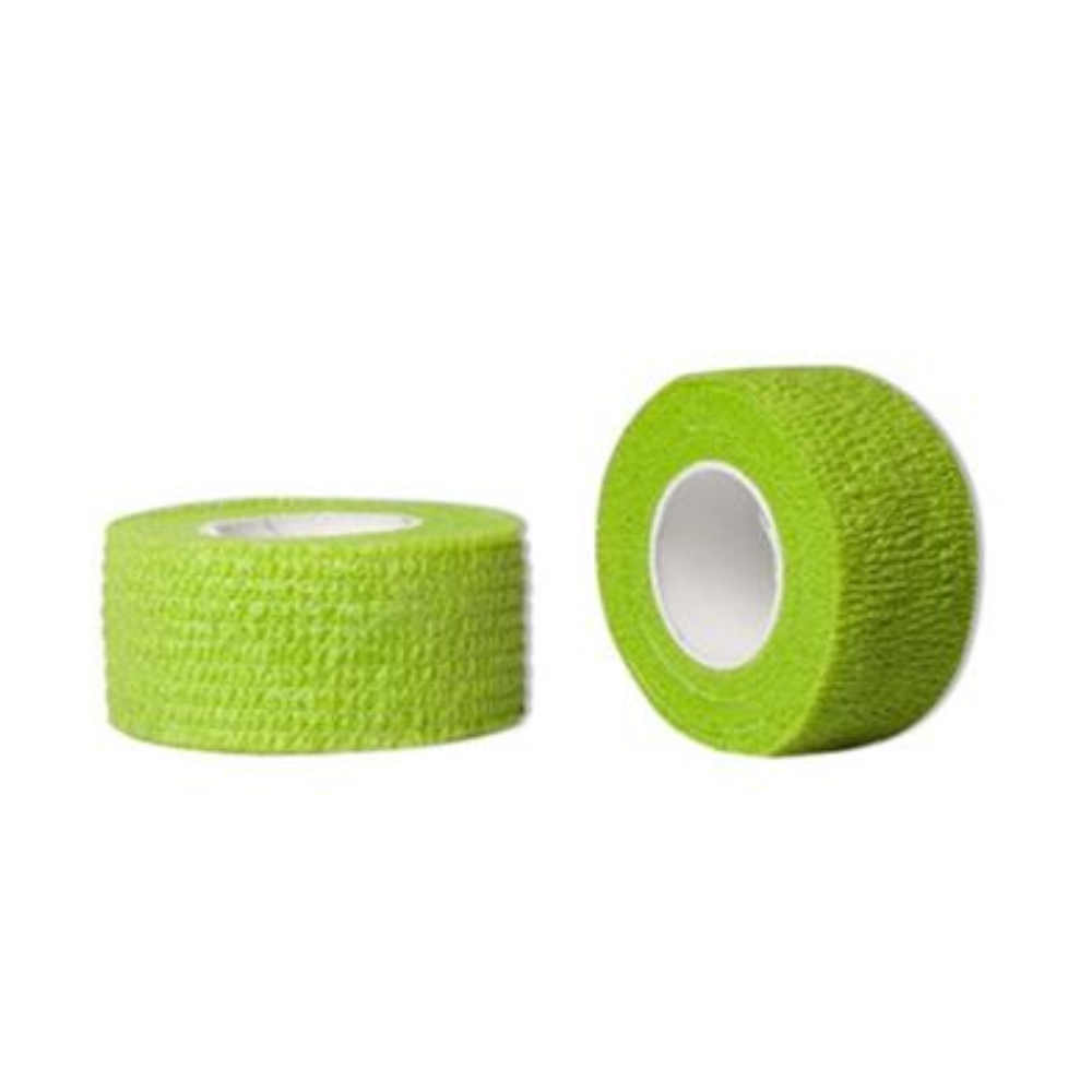 A fita adesiva AMPri Joy2Protect, disponível em uma caixa com dois rolos medindo 2,5 cm x 4,5 m, é apresentada na cor verde. Um rolo está em pé, enquanto o outro está deitado de lado, mostrando o núcleo interno e a superfície texturizada. Esta fita da AMPri Handelsgesellschaft mbH é ideal para uso médico ou esportivo, sendo adequada para ambientes hospitalares ou aplicações industriais.