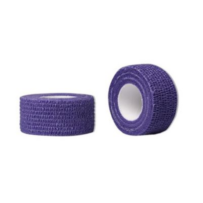 Dois rolos de fita adesiva AMPri Joy2Protect, medindo 2,5 cm x 4,5 m e disponíveis em várias cores, são apresentados contra um fundo branco. Um rolo está em pé, enquanto o outro está deitado de lado, permitindo ver o núcleo interno. A superfície texturizada sugere seu uso em hospitais ou ambientes industriais.