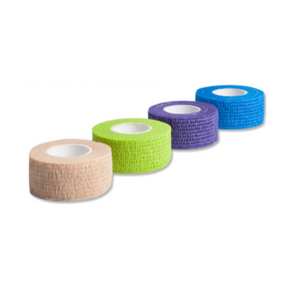 Quatro rolos de fita adesiva AMPri Joy2Protect, cada um medindo 2,5 cm x 4,5 m, são colocados horizontalmente lado a lado. Os pensos, ideais para uso em hospitais, estão disponíveis nas cores bege, verde, roxo e azul e possuem um núcleo interno branco marcante. A superfície texturizada oferece excelente aderência e suporte.

