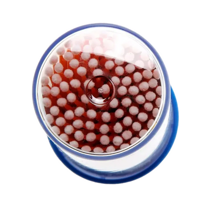 Uma vista de cima do recipiente de plástico transparente mostra os microaplicadores descartáveis AMPri MED-COMFORT, ideais para trabalho preciso. Estes microaplicadores têm pontas brancas e hastes vermelhas, com a base azul visível através da tampa transparente – uma adição perfeita para suas necessidades dentárias. Esta caixa contém 400 peças e é fornecida pela AMPri Handelsgesellschaft mbH.