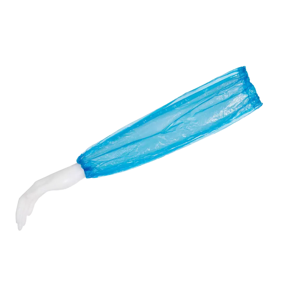 No braço branco de um manequim está fixado um protetor de manga azul AMPri MED-COMFORT PE 20 my 40 x 20 cm para uso único, feito de polietileno pela AMPri Handelsgesellschaft mbH. Ele se estende do pulso até acima do cotovelo e destaca seu potencial para proteção ou uso higiênico na indústria alimentar. O fundo é simplesmente branco.