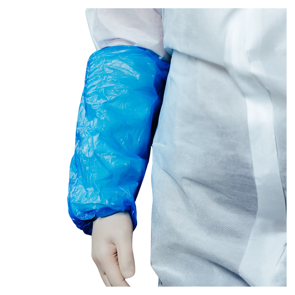 Uma visão aproximada de uma pessoa usando uma manga AMPri MED-COMFORT PE, uma manga de plástico azul de polietileno que cobre o braço do pulso até acima do cotovelo. A pessoa também está vestindo roupa de proteção branca da categoria I de EPI, fabricada pela AMPri Handelsgesellschaft mbH.