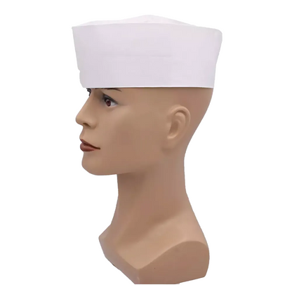 Uma cabeça de manequim com um gorro AMPri branco, ajustável para um ajuste ideal, é mostrada de perfil contra um fundo branco simples.
