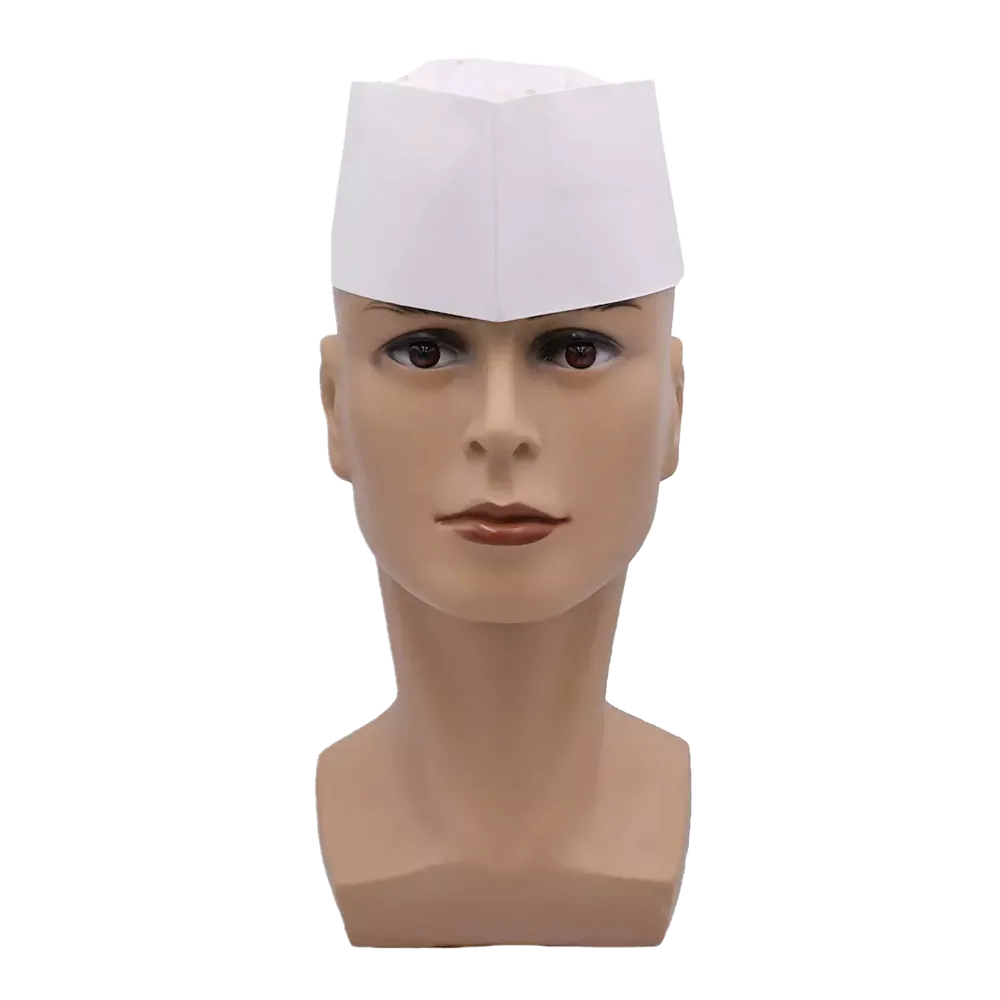 Uma cabeça de manequim usa um gorro AMPri branco da AMPri Handelsgesellschaft mbH, que lembra um chapéu clássico de restaurante ou de cozinheiro. Este produto descartável é apresentado contra um fundo simples, enquanto a expressão facial do manequim permanece neutra e calma.