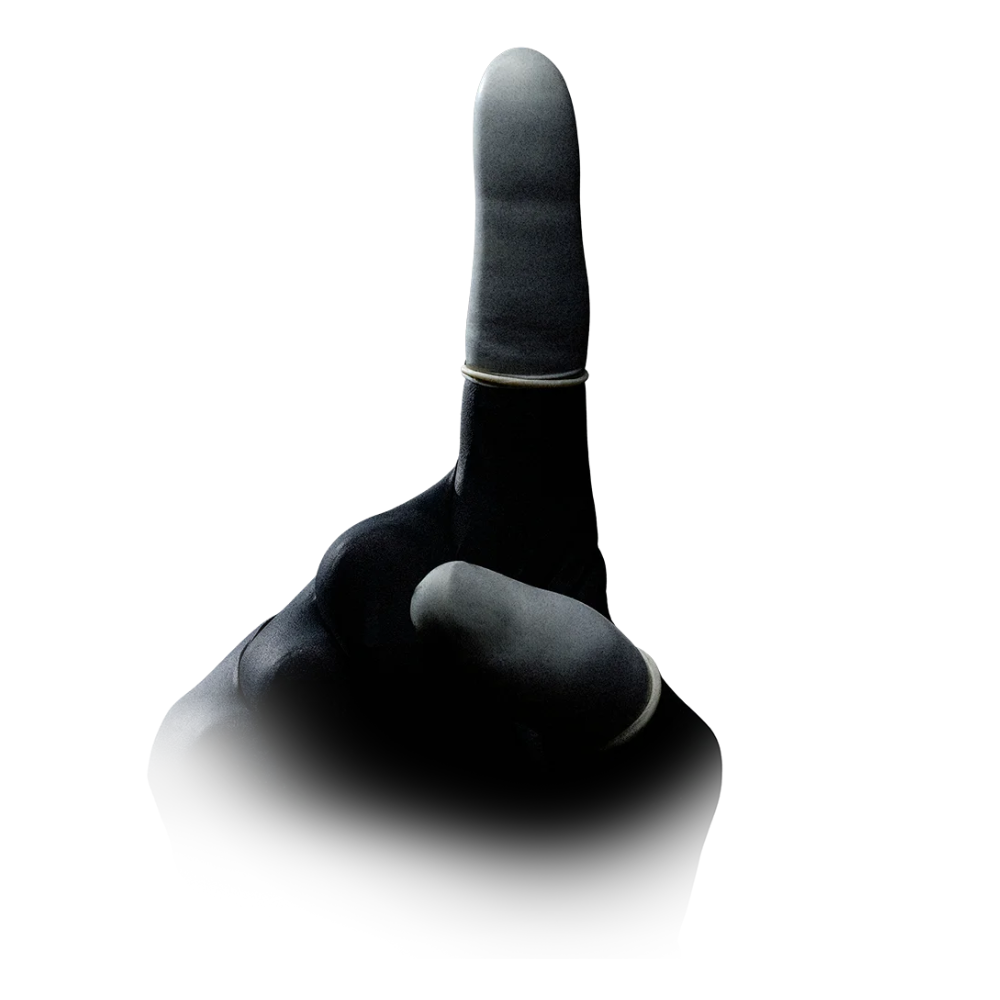 Uma imagem em preto e branco de uma mão que faz um gesto apontando para cima com o dedo indicador estendido. A mão parece usar um anel fino e claro no dedo médio, que indica dedais de látex AMPri MED-COMFORT, disponíveis em vários tamanhos. O fundo é branco e a parte inferior da imagem se funde com o branco, criando um efeito de gradiente. O produto é da AMPri Handelsgesellschaft mbH e é fornecido numa embalagem de 100 unidades.