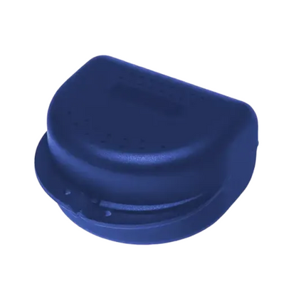Em um fundo branco simples, é exibida uma caixa azul da AMPri PP Dental para aparelhos dentários feita de polipropileno resistente com tampa dobrável. Esta caixa compacta com dimensões de 80 x 80 x 45 cm possui pequenos orifícios de ventilação na parte superior.