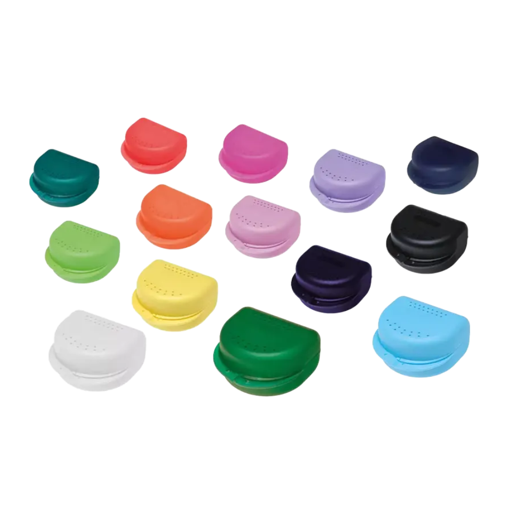 Descubra a coleção de caixas para aparelhos dentários AMPri PP Dental com dez caixas robustas feitas de polipropileno durável. Estas caixas estão disponíveis em várias cores, como azul-verde, vermelho e verde-limão, são perfeitas para trabalhos ortodônticos e foram projetadas para se destacar em um fundo impecavelmente branco.