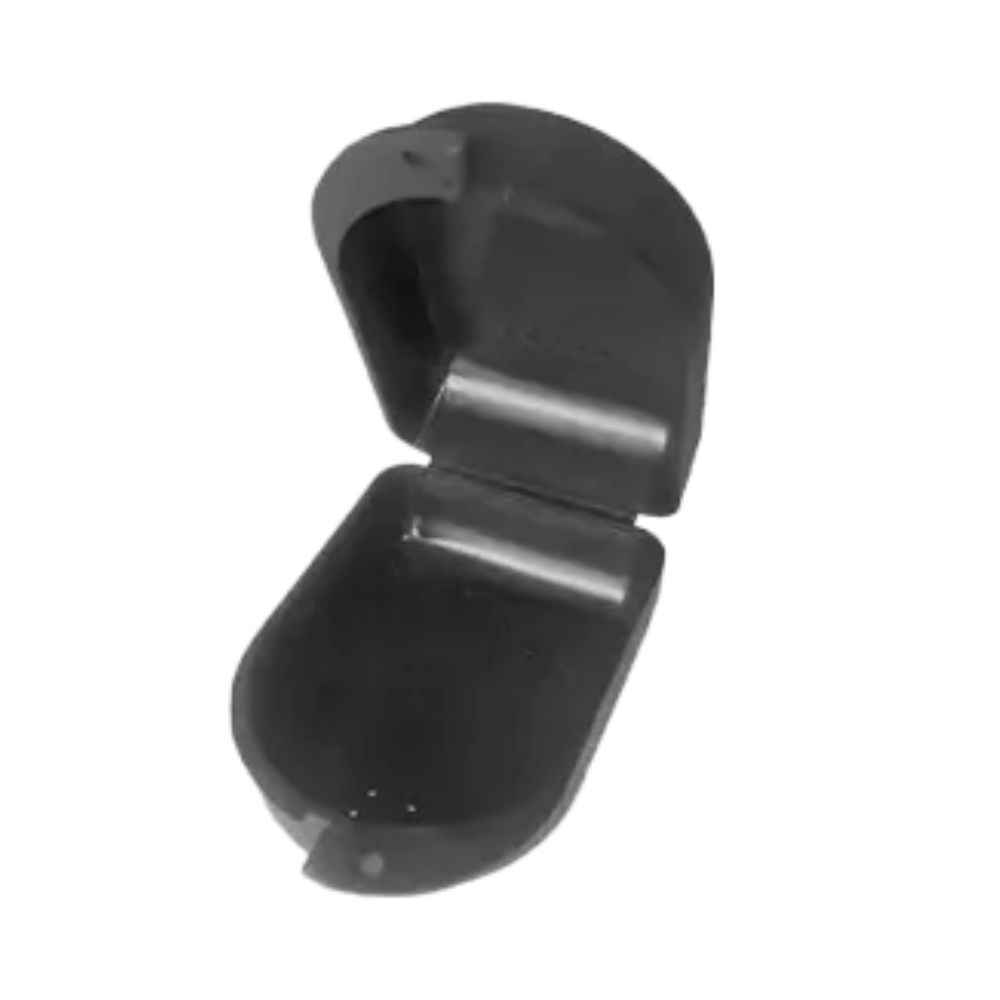 Uma estação de isca para ratos aberta e estilosa, feita de polipropileno robusto com tampa e base semicirculares. É projetada para manter iscas de forma segura em seu compartimento interno, semelhante a uma caixa para aparelhos dentários AMPri PP Dental.