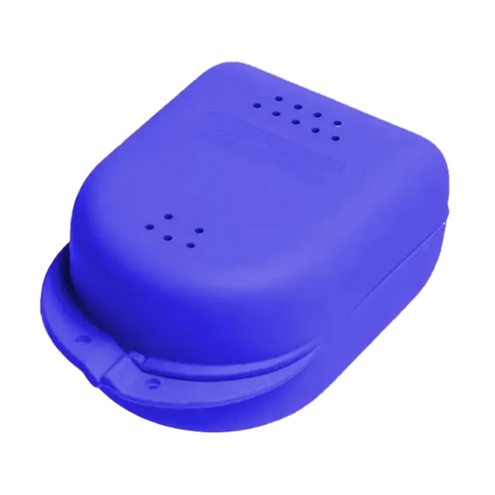 A caixa para aparelhos dentários AMPri PP Dental para crianças, disponível em várias cores e com as dimensões de 90 x 60 x 45 cm, é uma caixa de armazenamento azul e retangular com tampa dobrável feita de polipropileno resistente. Possui pequenos orifícios de ventilação na parte superior e é perfeitamente projetada para durabilidade e funcionalidade.