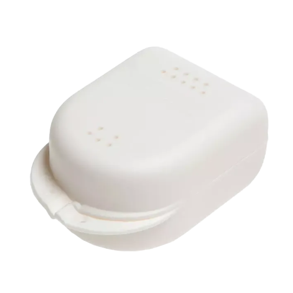 Esta caixa para aparelhos dentários AMPri PP Dental para crianças 90 x 60 x 45 cm, oferecida pela AMPri Handelsgesellschaft mbH, é um recipiente retangular branco de polipropileno com tampa dobrável e pequenos orifícios de ventilação no topo e nas laterais, tornando-o ideal para armazenamento ou transporte. Disponível em várias cores e embalado em um conjunto com 14 peças.