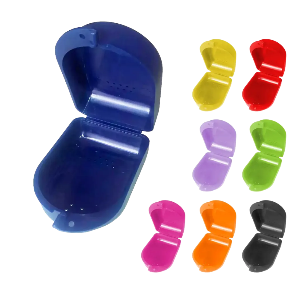 Uma coleção de caixas para aparelhos dentários AMPri PP Dental para crianças em várias cores como azul, amarelo, vermelho, roxo, verde, rosa, laranja e preto. Estas versáteis caixas de armazenamento da AMPri Handelsgesellschaft mbH são abertas com uma dobradiça e têm perfurações internas.